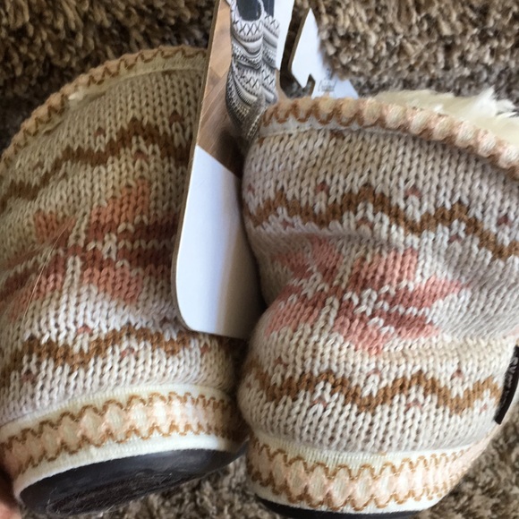 Muk Luks super soft cushion slippers tan size 7/8 - Picture 4 of 5